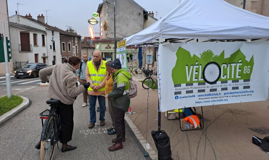 Sécurité et convivialité : Une belle soirée vélo mercredi soir au rond point de la route de Gençay et du faubourg de Pont Neuf.